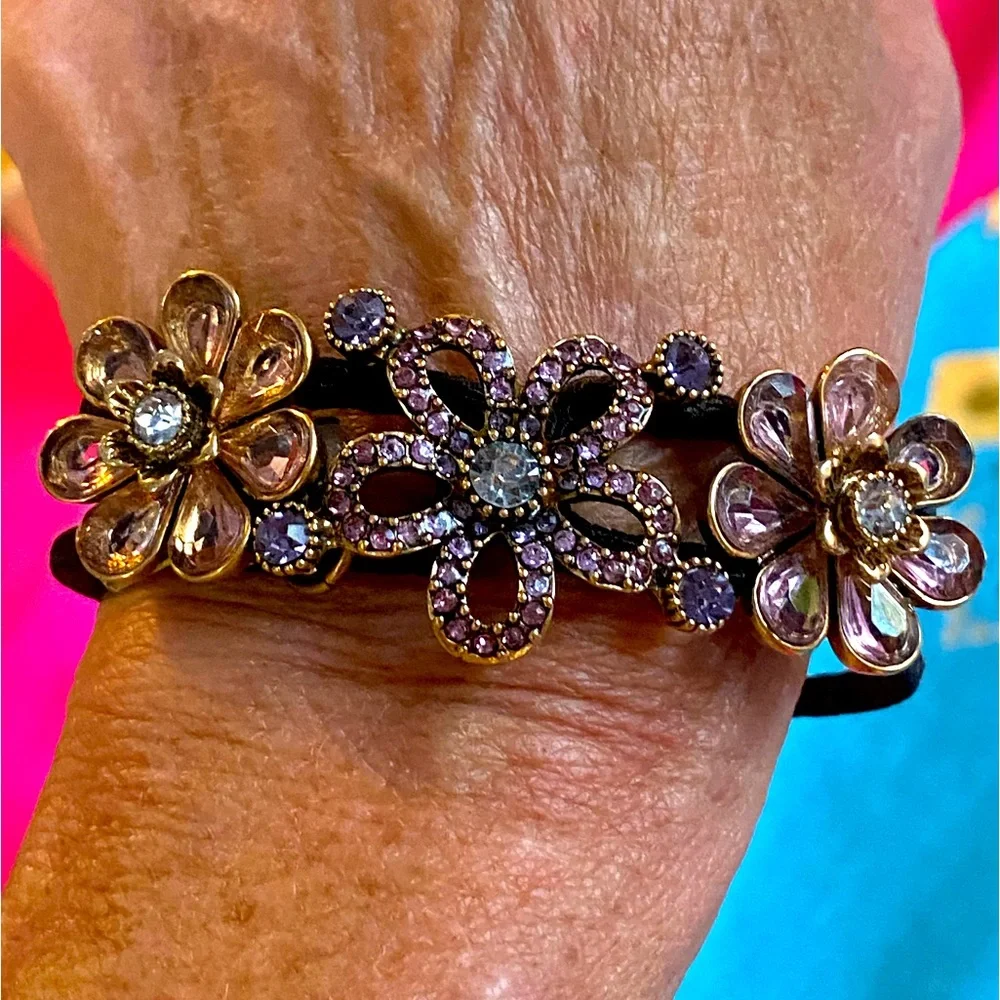 BETSEY JOHNSON bracelet with crystal flowers and BJ key charm - Picture 7 of 7